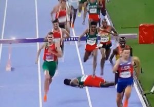 DRAMATIČNI PRIZORI NA OI: Atletičar doživeo jeziv pad usred trke, pa ostao bez svesti (VIDEO)