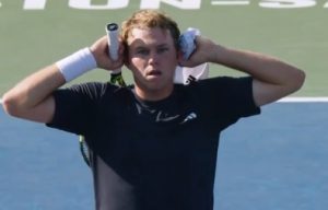 PRAVILA OČIGLEDNO NISU ZA SVE ISTA: Đokovića zbog ovoga izbacili sa US Opena, a kad Amerikanac isto to uradi – NIŠTA! (VIDEO)