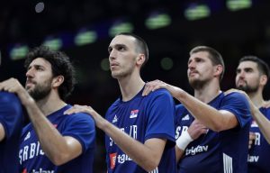 SJAJAN GEST OVOG MOMKA: Nije bio na Karijevom konačnom spisku, ali je ovim pokazao koliko je ponosan na igrače! (FOTO)