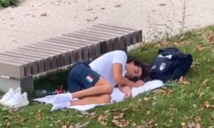 MNOGI SPORTISTI SE ŽALE NA KREVETE: Zbog toga italijanski plivač spava u parku! (VIDEO)