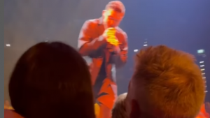 SCENE DA SE NAJEŽIŠ, ANA I BASTIJAN IMALI MOMENAT ZA PAMĆENJE: Najlepša teniserka svih vremena na koncertu kod legendarnog pevača! (VIDEO)