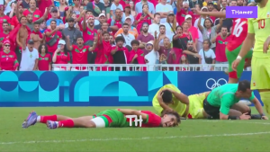 SLALOM NAVIJAČA KROZ REDARE U MESIJEVOM STILU: Fan uleteo na teren i „izjednačio“ u 97. minutu, takođe i sudija padao na meču! (VIDEO)