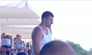 „MOZAK NA PAŠU“: Jokić po sletanju u Srbiju odmah otišao na konjičke trke! (VIDEO)