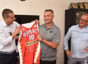 BORAC UGOSTIO RAJAKOVIĆA: Srpski NBA trener svratio do rodnog Čačka i dobio poklone koje će dugo pamtiti! (FOTO)