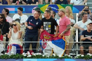 IZAĐI MALA: Novak uz čuvenu pesmu proslavio pobedu sa navijačima! (VIDEO)