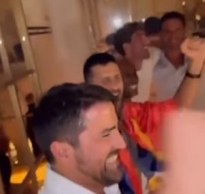 GRMI MIKI MILANE USRED PARIZA: Đoković, Vlahović i Tipsarević u transu zapevali hit na koji ni Džordan nije ostao imun! (VIDEO)