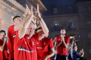 VEČE ZA PAMĆENJE: Navijači i igrači pokazali koliko cene Karija Pešića! (VIDEO)