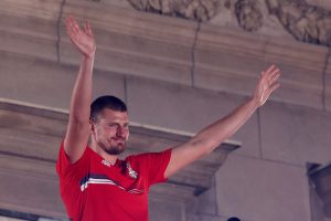 POPILI CEO PARIZ, PA SADA ALKOHOL UZIMAJU I U SRBIJI: Jokić ponovo dobio flašu na poklon! (VIDEO)