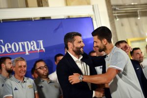 SVAKI SRBIN SE JEŽI OD OD OVIH SCENA: Novak stigao među srpske aplauz koji će odzvanjati vekovima je usledio! (VIDEO)portiste, apl