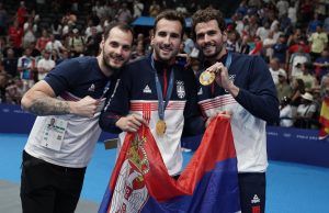 STRAHINJA RAŠOVIĆ JE NEVEROVATAN: Nakon proslave na balkonu, srpski vaterpolista krenuo kući peške! (VIDEO)