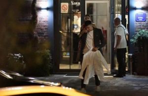 DA SMO BAREM OSTVARILI DEO BOGDANOVIH USPEHA, MI SE NE BI TREZNILI: Naš šampion odlučio da se odmori na haubi nakon slavlja! (FOTO)