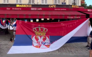 SKANDAL U PARIZU: Francuska policija tražila da se ukloni zastava Srbije uoči meča sa Amerikancima! (VIDEO)