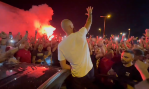 LUDNICA U PIREJU: Navijači Olimpijakosa priredili vatren doček Evanu Furnijeu! (VIDEO)