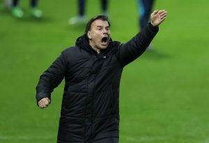 „SRAM VAS BILO“: Pogledajte verbalni sukob Stanojevića i navijača nakon poraza od OFK Beograda! (VIDEO)