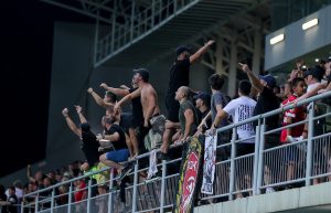 ĐAVOLI – PRETERALI STE: Topovski udar bačen i u ložu Zvezde, Mitar Mrkela povređen! (FOTO)