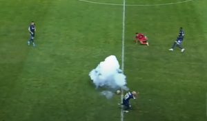 RUŽNE SCENE NA MEČU RADNIČKI – ZVEZDA: Kragujevčani bacali topovske udare na teren, jedan išao na Drkušića! (VIDEO)