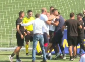 SNIMAK HAOSA NA DERBIJU IZ DRUGOG UGLA: Smiljanić poludeo na sudiju, pa hteo da bije čoveka jer je snimao! (VIDEO)