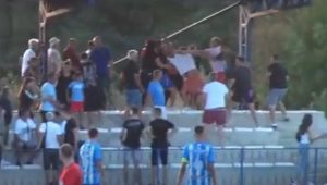 ŽESTOKA TUČA U SRPSKOJ LIGI: Navijači na tribinama skočili jedni na druge, ne zna se ko koga udara! (VIDEO)