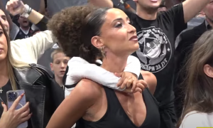 LESOR SINOĆ IZGUBIO OD PARIZA, A ŽENA I DETE DOŠLI DA GLEDAJU PARTIZAN: Porodica francuskog košarkaša je apsolutno crno-bela! (FOTO+VIDEO)