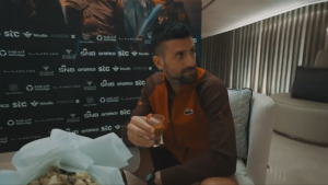 NEĆE GA SRUŠITI NI SINER NI ALKARAZ, ALI SUMNJIVA PIĆA HOĆE: Novakov neprocenjiv izraz lica nakon „šota“ misterioznog pića! (VIDEO)