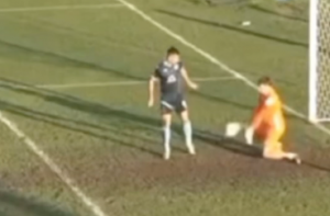 URNEBESNO: Pogledajte dve presmešne reakcije golmana u prvoj crnogorskoj ligi! (VIDEO)