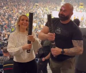 NEŠTO NEVIĐENO NA OVIM PROSTORIMA, FENOMENALNA IDEJA: Mama i tata saznali pol bebe na meču Partizana! (VIDEO)