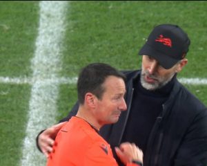 SUDIJA NEUTEŠAN NA KRAJU UTAKMICE NAKON ELIMINACIJE LAJPCIGA: Trener domaće ekipe morao da ga smiruje! (VIDEO)