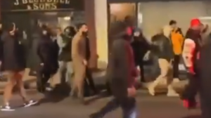 ČUVENI BOKSER NAPADNUT JER JE HTEO DA KUPUJE DECI BESPLATNE POKLONE: Besna rulja ga sačekala u juvelirnici, jedva se izvukao! (VIDEO)