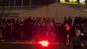 GROBARI GAĐAJU DELIJE ISPRED ARENE: Haos pre početka večitog derbija! (VIDEO)