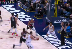 OVO JE PROSTO NEVEROVATNO: Pogledajte čudesan pogodak Nikole Jokića pri isteku napada! (VIDEO)