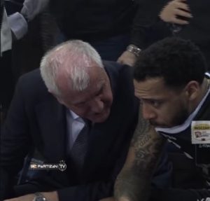 SUZE KARLIKA DŽONSA SLOMILE GROBARE: Obradović teši heroja i tragičara finala! (VIDEO)