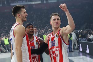 UVEK JE LEPO KADA SE HALA ISPRAZNI BRZO: Nemanja Nedović „potkačio“ navijače Partizana! (VIDEO)