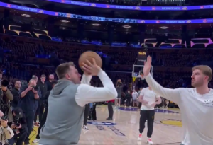 SRPSKA MUZIKA U LOS ANĐELESU: Luka Dončić se sa osmehom zagrevao uz ovaj hit! (VIDEO)