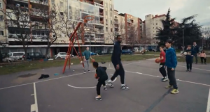 KOŠARKAŠ PARTIZANA ZAIGRAO BASKET „U KRAJU“: Potez koji će sigurno oduševiti navijače crno-belih! (VIDEO)