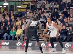 (POLUVREME) ODLIČNA ZAVRŠNICA DRUGE DEONICE CRNO- BELIH: Partizan ima osetniju prednost u Bolonji! (VIDEO)