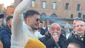 GROBARI OKUPIRALI BOLONJU, GRAD OBOJEN U CRNO-BELO: Pogledajte deo sjajne atmosfere sa Pjaca Mađorea! (VIDEO)