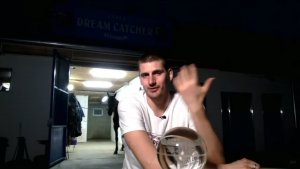 PIJANI JOKIĆ U ŠTALI ČEKAO POZIV IZ AMERIKE?! Ovo je pozadina legendarnog intervjua! (VIDEO)