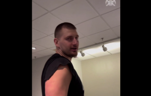 NIKOLA JOKIĆ U SVOM STILU:  Na pitanje o rođendanskoj želji, pokazao na Vestbruka i nasmejao sve! (VIDEO)