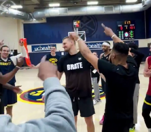 JOKIĆEV 30. ROĐENDAN BEZ PRETERANOG SLAVLJA: Osmeh, pesma i omaž velikom Dekiju! (VIDEO)