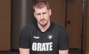 IMAŠ 30 GODINA! – UŽASNO: Presmešna reakcija Nikole Jokića u razgovoru sa američkom novinarkom! (VIDEO)