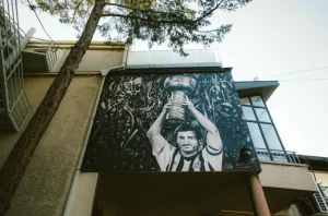 PRELEPO: Na stadionu Partizana osvanuo mural legendi kluba! (VIDEO)