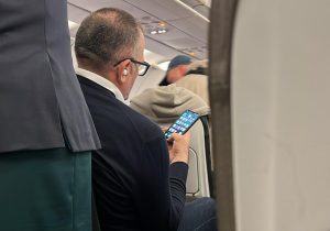 HIT SCENA: Sportski direktor Partizana tokom putovanja gleda emisiju Željka Pantića! (FOTO)