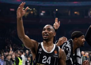 ŠTA PIŠE NA PATIKAMA AJZEE MAJKA? „Uvek sam nervozan kada dobijem ovakva pitanja…“ (FOTO+VIDEO)