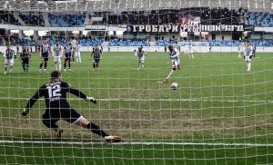 (POLUVREME) DVA PENALA U PET MINTUA DOVOLJNA ZA VELIKU PREDNOST: Partizan blizu pobede u gradu poznatom po grobarstvu! (VIDEO)