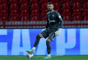 DRAMA NA TERENU: Bivši golman Crvene zvezde teško povređen, hitno iznet sa utakmice! (VIDEO)