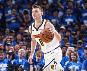 JOŠ JEDAN VELIKI UGOVOR U DENVERU: Jedan od najboljih saigrača Nikole Jokića od sledeće sezone uzima veliki novac!