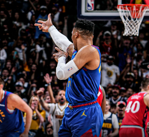 RASEL VESTBRUK PUCA OD SAMOPOZUDANJA: „Izabrali su pogrešnu osobu, zar ne?“ (VIDEO)