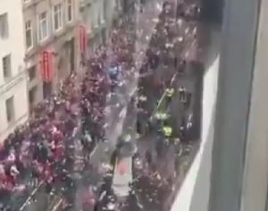 TOTALNI HAOS U LIVERPULU: Automobil uleteo u masu ljudi koji su slavili titulu „Crvenih“! (VIDEO)