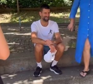 HAJDE DA ‘ZABLEJIMO’ ISPRED ZGRADE – SA NOVAKOM: Nakon Rolan Garosa Đoković seo da porazgovara sa komšijama! (VIDEO)