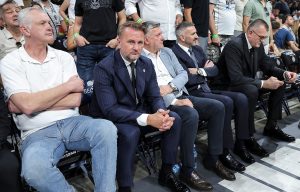 OSTOJA MIJAILOVIĆ SA GRBOM NA ODELU POSLAO PORUKU GROBARIMA: „Ovo je moja peta titula!“ (VIDEO)